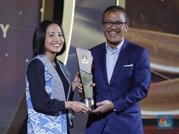 Bebaskan RI dari Impor Beras, Kemenko Pangan Raih Penghargaan Ini