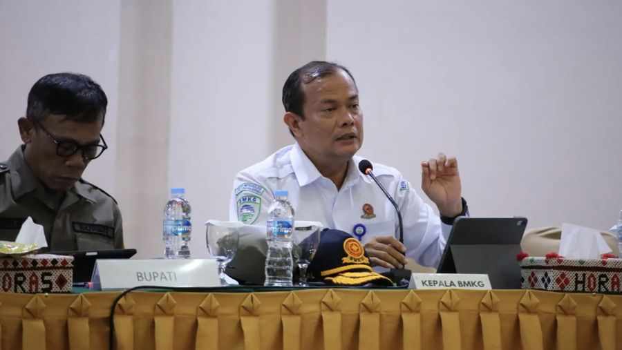 Kepala BMKG Teuku Faisal Fathani saat menyampaikan perkembangan terbaru cuaca serta langkah cepat yang dilakukan bersama lintas sektor di wilayah Aceh, Sumatra Utara, dan Sumatra Barat di Sibolga (10/12/2025). (Dok BMKG)