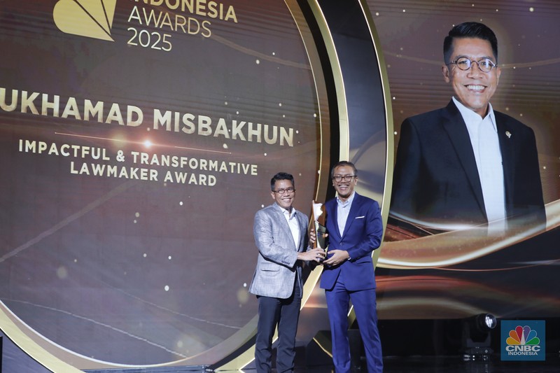 Ketua Komis XI DPR RI, Mukhamad Misbakhun meraih penganugerahan special awards kategori Impactful &amp; Transformative Lawmaker Award dalam acara CNBC Indonesia Awards 2025 di Bali Room, Hotel Indonesia Kempinski Jakarta, Kamis, (11/12/2025). (CNBC Indonesia/Tri Susilo)