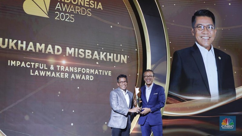 Ketua Komis XI DPR RI, Mukhamad Misbakhun meraih penganugerahan special awards kategori Impactful & Transformative Lawmaker Award dalam acara CNBC Indonesia Awards 2025 di Bali Room, Hotel Indonesia Kempinski Jakarta, Kamis, (11/12/2025). (CNBC Indonesia/Tri Susilo)