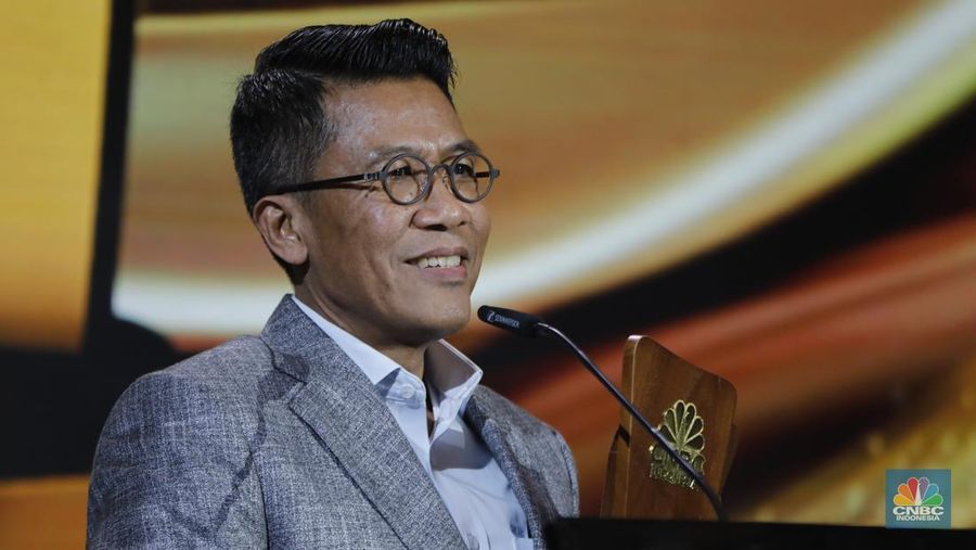 Ketua Komis XI DPR RI, Mukhamad Misbakhun meraih penganugerahan special awards kategori Impactful & Transformative Lawmaker Award dalam acara CNBC Indonesia Awards 2025 di Bali Room, Hotel Indonesia Kempinski Jakarta, Kamis, (11/12/2025). (CNBC Indonesia/Tri Susilo)