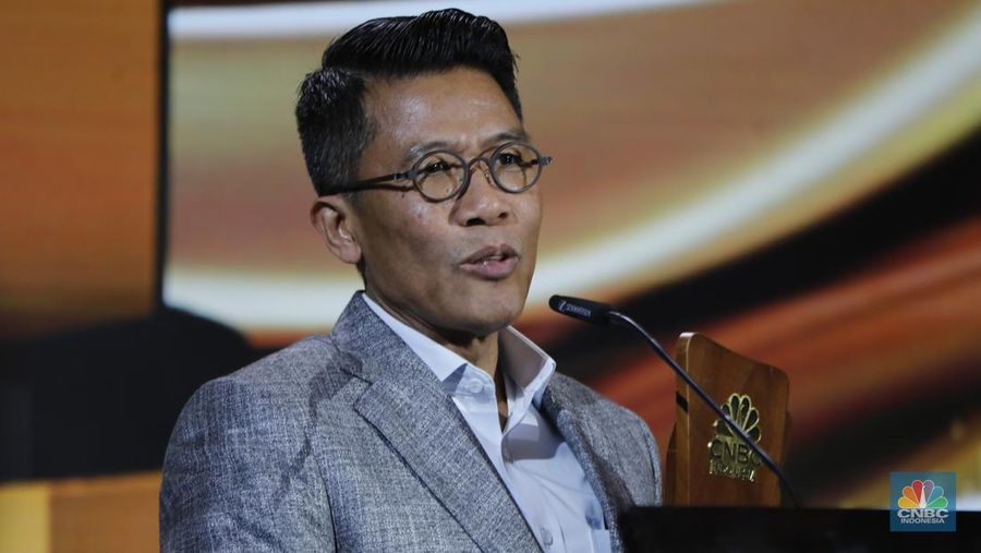 Ketua Komis XI DPR RI, Mukhamad Misbakhun meraih penganugerahan special awards kategori Impactful & Transformative Lawmaker Award dalam acara CNBC Indonesia Awards 2025 di Bali Room, Hotel Indonesia Kempinski Jakarta, Kamis, (11/12/2025). (CNBC Indonesia/Tri Susilo)