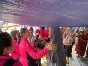 Ketum Bhayangkari Beri Bantuan di Pengungsian Aceh Tamiang, Hibur dan Kuatkan Korban