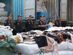 Pemerintah Buka Opsi Sumbangkan Ballpress Baju Ilegal ke Korban Bencana