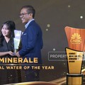 Video: Le Minerale Dapat Penghargaan 