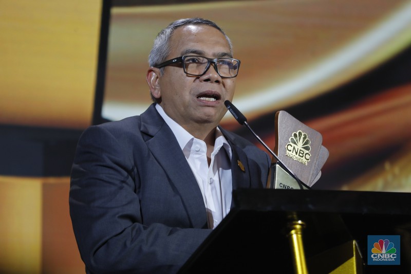 Ketua Komis XI DPR RI, Mukhamad Misbakhun meraih penganugerahan special awards kategori Impactful &amp; Transformative Lawmaker Award dalam acara CNBC Indonesia Awards 2025 di Bali Room, Hotel Indonesia Kempinski Jakarta, Kamis, (11/12/2025). (CNBC Indonesia/Tri Susilo)