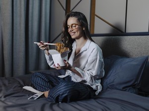 Ini Waktu Terbaik untuk Makan Sebelum Tidur agar Tidak Bikin Gemuk