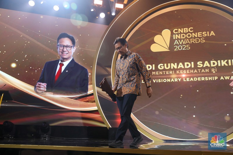 Ketua Komis XI DPR RI, Mukhamad Misbakhun meraih penganugerahan special awards kategori Impactful &amp; Transformative Lawmaker Award dalam acara CNBC Indonesia Awards 2025 di Bali Room, Hotel Indonesia Kempinski Jakarta, Kamis, (11/12/2025). (CNBC Indonesia/Tri Susilo)