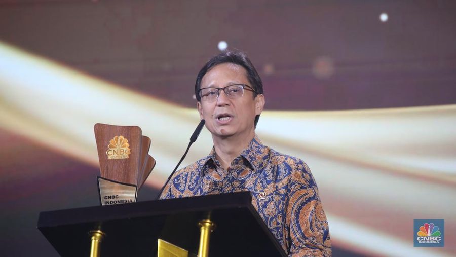 Menteri Kesehatan RI, Budi Gunadi Sadikin meraih penganugerahan special awards kategori Health Visionary Leadership Award dalam acara CNBC Indonesia Awards 2025 di Bali Room, Hotel Indonesia Kempinski Jakarta, Kamis, (11/12/2025). (CNBC Indonesia/Faisal Rahman)