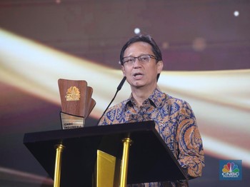Menteri Kesehatan RI, Budi Gunadi Sadikin meraih penganugerahan special awards kategori Health Visionary Leadership Award dalam acara CNBC Indonesia Awards 2025 di Bali Room, Hotel Indonesia Kempinski Jakarta, Kamis, (11/12/2025). (CNBC Indonesia/Fai
