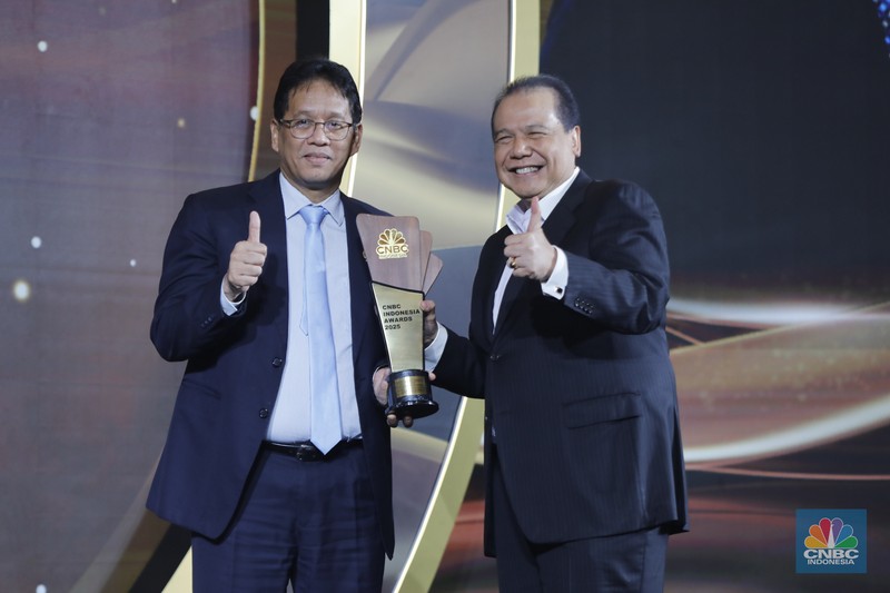 Ketua Komis XI DPR RI, Mukhamad Misbakhun meraih penganugerahan special awards kategori Impactful &amp; Transformative Lawmaker Award dalam acara CNBC Indonesia Awards 2025 di Bali Room, Hotel Indonesia Kempinski Jakarta, Kamis, (11/12/2025). (CNBC Indonesia/Tri Susilo)