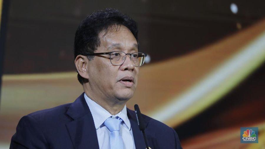 Menteri Keuangan RI, Purbaya Yudhi Sadewa meraih penganugerahan special awards kategori Game Changer of the Year dalam acara CNBC Indonesia Awards 2025 di Bali Room, Hotel Indonesia Kempinski Jakarta, Kamis, (11/12/2025). (CNBC Indonesia/Tri Susilo)