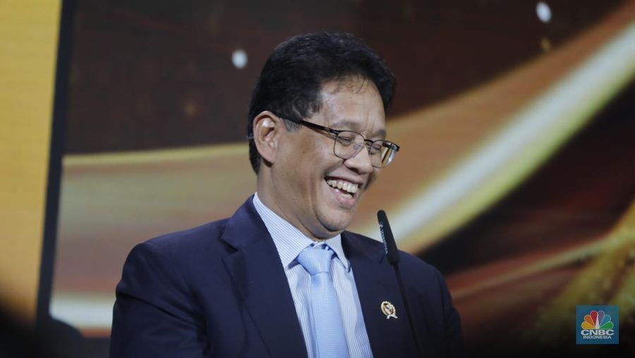 Menteri Keuangan RI, Purbaya Yudhi Sadewa meraih penganugerahan special awards kategori Game Changer of the Year dalam acara CNBC Indonesia Awards 2025 di Bali Room, Hotel Indonesia Kempinski Jakarta, Kamis, (11/12/2025). (CNBC Indonesia/Tri Susilo)