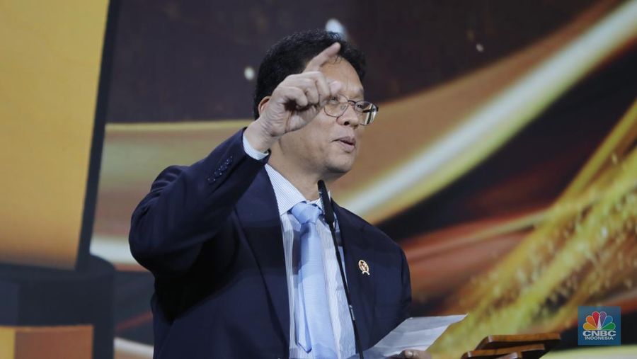 Menteri Keuangan RI, Purbaya Yudhi Sadewa meraih penganugerahan special awards kategori Game Changer of the Year dalam acara CNBC Indonesia Awards 2025 di Bali Room, Hotel Indonesia Kempinski Jakarta, Kamis, (11/12/2025). (CNBC Indonesia/Tri Susilo)