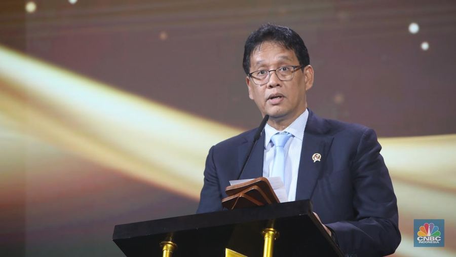 Menteri Keuangan RI, Purbaya Yudhi Sadewa meraih penganugerahan special awards kategori Game Changer of the Year dalam acara CNBC Indonesia Awards 2025 di Bali Room, Hotel Indonesia Kempinski Jakarta, Kamis, (11/12/2025). (CNBC Indonesia/Faisal Rahman)