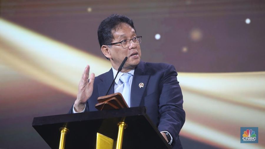 Menteri Keuangan RI, Purbaya Yudhi Sadewa meraih penganugerahan special awards kategori Game Changer of the Year dalam acara CNBC Indonesia Awards 2025 di Bali Room, Hotel Indonesia Kempinski Jakarta, Kamis, (11/12/2025). (CNBC Indonesia/Faisal Rahman)