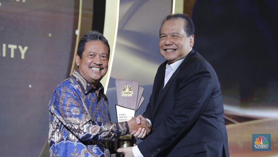 Menteri KKP RI, Sakti Wahyu Trenggono meraih penganugerahan special awards kategori Leader in Building Sustainable Blue Economy and Ocean Sustainability dalam acara CNBC Indonesia Awards 2025 di Bali Room, Hotel Indonesia Kempinski Jakarta, Kamis, (11/12/2025). (CNBC Indonesia/Tri Susilo)