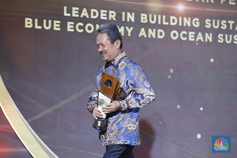 Ketua Komis XI DPR RI, Mukhamad Misbakhun meraih penganugerahan special awards kategori Impactful &amp; Transformative Lawmaker Award dalam acara CNBC Indonesia Awards 2025 di Bali Room, Hotel Indonesia Kempinski Jakarta, Kamis, (11/12/2025). (CNBC Indonesia/Tri Susilo)
