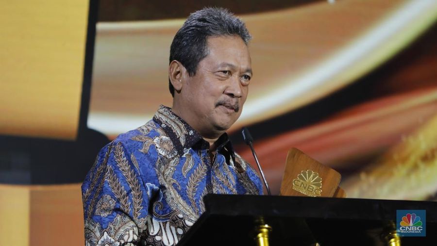 Menteri KKP RI, Sakti Wahyu Trenggono meraih penganugerahan special awards kategori Leader in Building Sustainable Blue Economy and Ocean Sustainability dalam acara CNBC Indonesia Awards 2025 di Bali Room, Hotel Indonesia Kempinski Jakarta, Kamis, (11/12/2025).