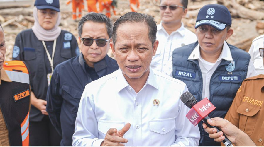 Menteri Lingkungan Hidup/Badan Pengendalian Lingkungan Hidup (KLH/BPLH), Hanif Faisol Nurofiq, melakukan kunjungan kerja dan verifikasi lapangan di lokasi terdampak banjir dan longsor di Kota Padang, Sumatera Barat.  (Dok Kementerian LH)