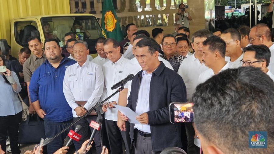 Menteri Pertanian Andi Amran Sulaiman melepas penyaluran bantuan pangan untuk korban bencana banjir dan longsor di Sumatera Utara, Sumatera Barat, dan Aceh, Kamis (11/12/2025). (CNBC Indonesia/Emir Yanwaardhana)