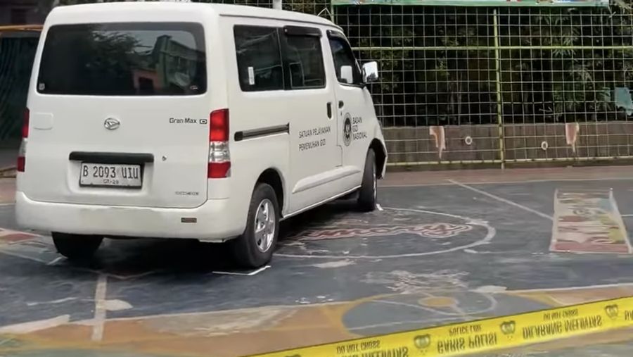 Mobil dengan bertulis Badan Gizi Nasional dari SPPG di wilayah tersebut menabrak sejumlah siswa yang tengah mengikuti kegiatan belajar literasi pagi di halaman SDN 1 Kalibaru, Jakarta Utara pada Kamis (11/12/2025), Kini Sopir telah diamankan pihak kepolisian. (Instagram/Jakut.Info)