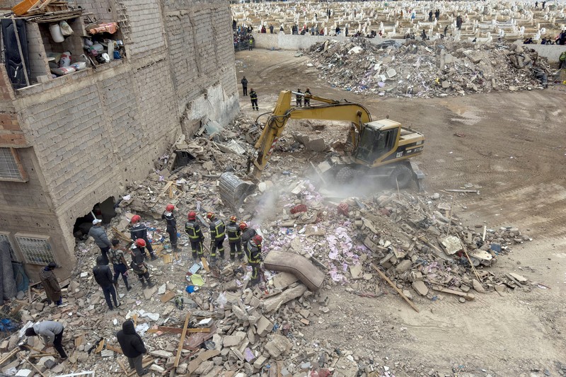 Dua gedung permukiman runtuh di kota Fez yang ada di wilayah Maroko bagian timur laut. Sedikitnya 19 orang tewas dan belasan orang lainnya mengalami luka-luka dalam insiden pada Rabu (10/12) dini hari tersebut. (REUTERS/Said Echarif).