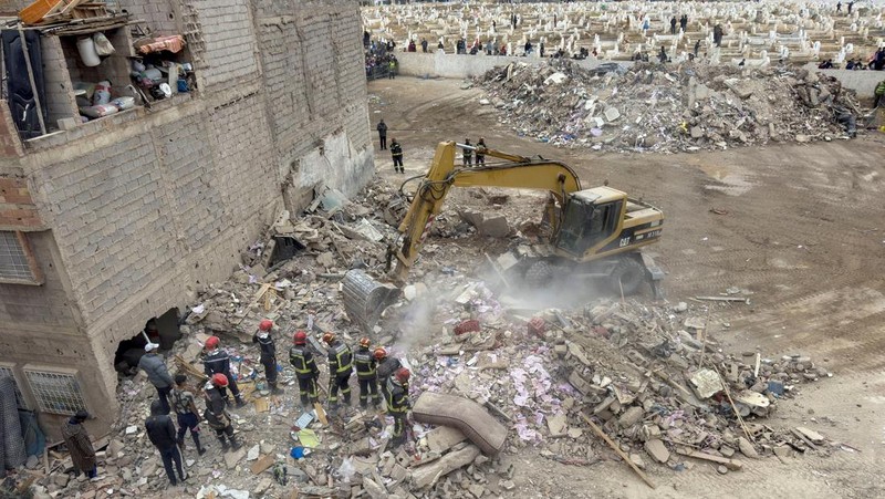 Dua gedung permukiman runtuh di kota Fez yang ada di wilayah Maroko bagian timur laut. Sedikitnya 19 orang tewas dan belasan orang lainnya mengalami luka-luka dalam insiden pada Rabu (10/12) dini hari tersebut. (REUTERS/Said Echarif).