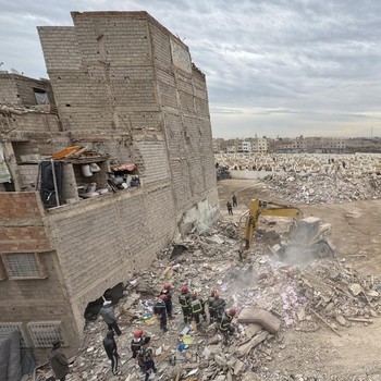 Penampakan 2 Gedung Runtuh Tiba-Tiba, 19 Orang Tewas