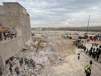 Penampakan 2 Gedung Runtuh Tiba-Tiba, 19 Orang Tewas