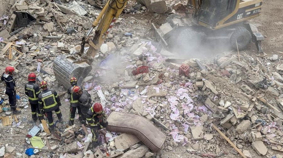 Dua gedung permukiman runtuh di kota Fez yang ada di wilayah Maroko bagian timur laut. Sedikitnya 19 orang tewas dan belasan orang lainnya mengalami luka-luka dalam insiden pada Rabu (10/12) dini hari tersebut. (REUTERS/Said Echarif).