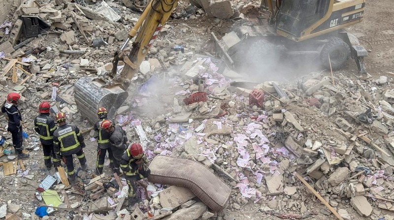 Dua gedung permukiman runtuh di kota Fez yang ada di wilayah Maroko bagian timur laut. Sedikitnya 19 orang tewas dan belasan orang lainnya mengalami luka-luka dalam insiden pada Rabu (10/12) dini hari tersebut. (REUTERS/Said Echarif).