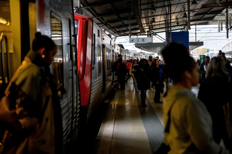 Orang-orang berjalan melewati loket tiket yang tutup di stasiun kereta api Entrecampos pada hari ketika dua serikat pekerja utama, CGTP dan UGT, menyerukan pemogokan umum sebagai protes terhadap rencana pemerintah untuk mereformasi undang-undang ketenagakerjaan, di Lisbon, Portugal, 11 Desember 2025. (REUTERS/Pedro Nunes)