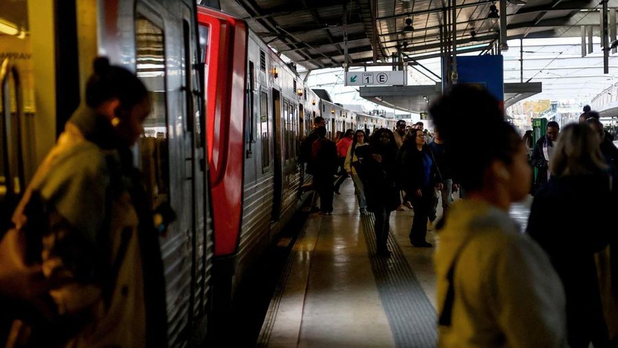 Orang-orang berjalan melewati loket tiket yang tutup di stasiun kereta api Entrecampos pada hari ketika dua serikat pekerja utama, CGTP dan UGT, menyerukan pemogokan umum sebagai protes terhadap rencana pemerintah untuk mereformasi undang-undang ketenagakerjaan, di Lisbon, Portugal, 11 Desember 2025. (REUTERS/Pedro Nunes)