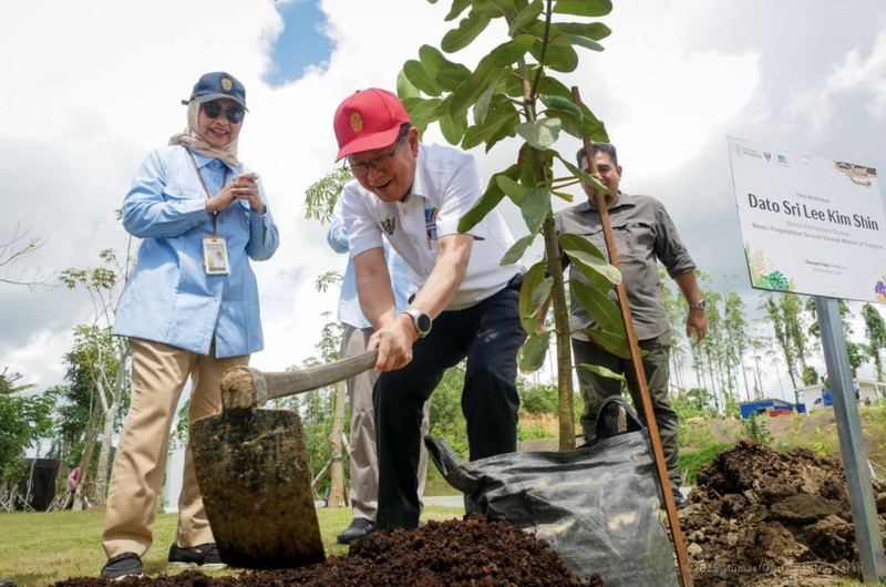 Otorita IKN menerima kunjungan kenegaraan dari Menteri Pengangkutan Sarawak membahas mengenai potensi kolaborasi dan investasi di Kantor Otorita IKN pada Rabu (10/12/2025). (Humas Otorita Ibu Kota Nusantara)