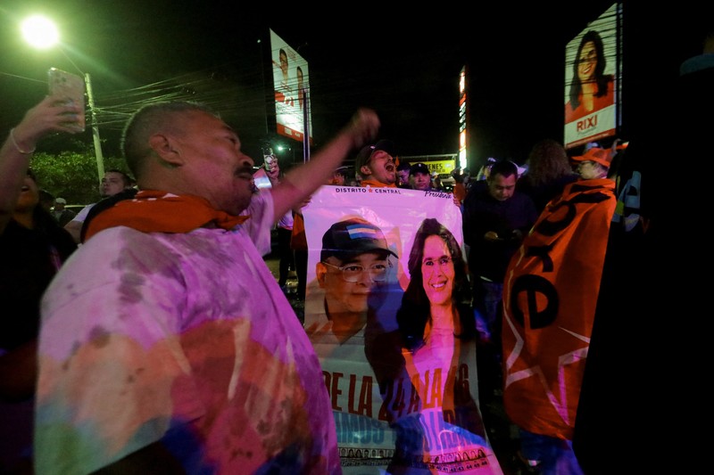 Seorang pendukung pemerintah membawa ban selama protes di luar instalasi Dewan Pemilihan Nasional (CNE) tempat penyimpanan perlengkapan pemilu, setelah Presiden Honduras Xiomara Castro mengecam apa yang disebutnya sebagai