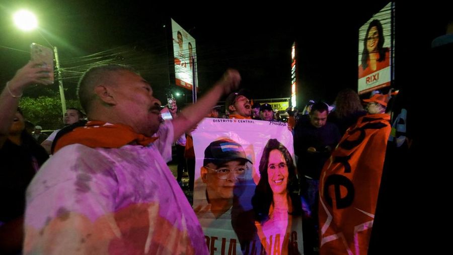 Seorang pendukung pemerintah membawa ban selama protes di luar instalasi Dewan Pemilihan Nasional (CNE) tempat penyimpanan perlengkapan pemilu, setelah Presiden Honduras Xiomara Castro mengecam apa yang disebutnya sebagai 