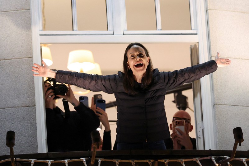 Peraih Hadiah Nobel Perdamaian Maria Corina Machado bereaksi dari balkon Grand Hotel, setelah putrinya Ana Corina Sosa Machado menerima penghargaan tersebut atas namanya, di Oslo, Norwegia, 11 Desember 2025. (REUTERS/Leonhard Foeger)