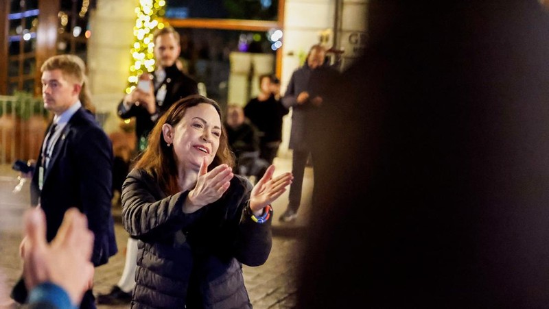 Peraih Hadiah Nobel Perdamaian Maria Corina Machado bereaksi dari balkon Grand Hotel, setelah putrinya Ana Corina Sosa Machado menerima penghargaan tersebut atas namanya, di Oslo, Norwegia, 11 Desember 2025. (REUTERS/Leonhard Foeger)