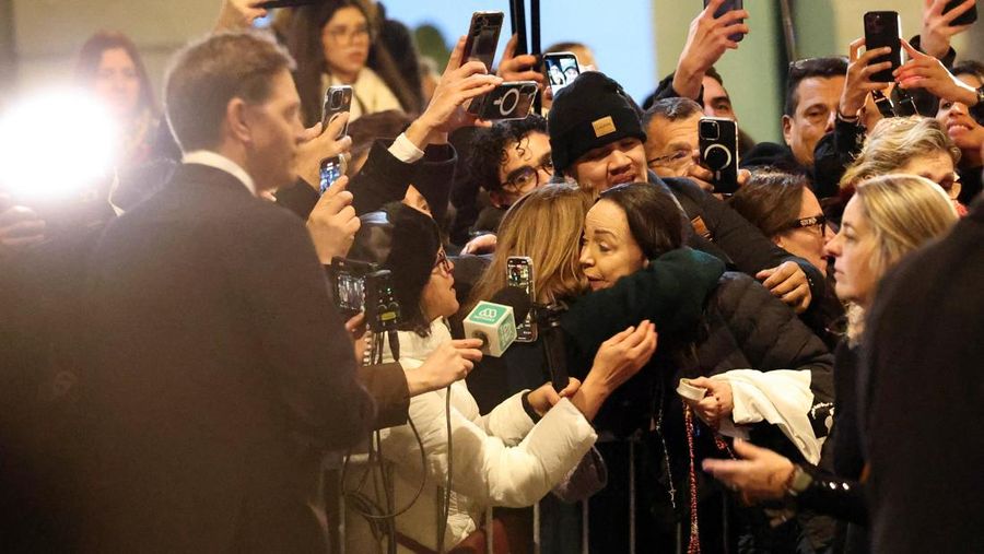 Peraih Hadiah Nobel Perdamaian Maria Corina Machado bereaksi dari balkon Grand Hotel, setelah putrinya Ana Corina Sosa Machado menerima penghargaan tersebut atas namanya, di Oslo, Norwegia, 11 Desember 2025. (REUTERS/Leonhard Foeger)