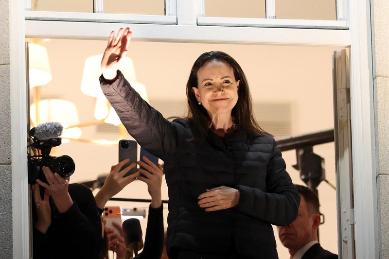 Peraih Hadiah Nobel Perdamaian Maria Corina Machado bereaksi dari balkon Grand Hotel, setelah putrinya Ana Corina Sosa Machado menerima penghargaan tersebut atas namanya, di Oslo, Norwegia, 11 Desember 2025. (REUTERS/Leonhard Foeger)