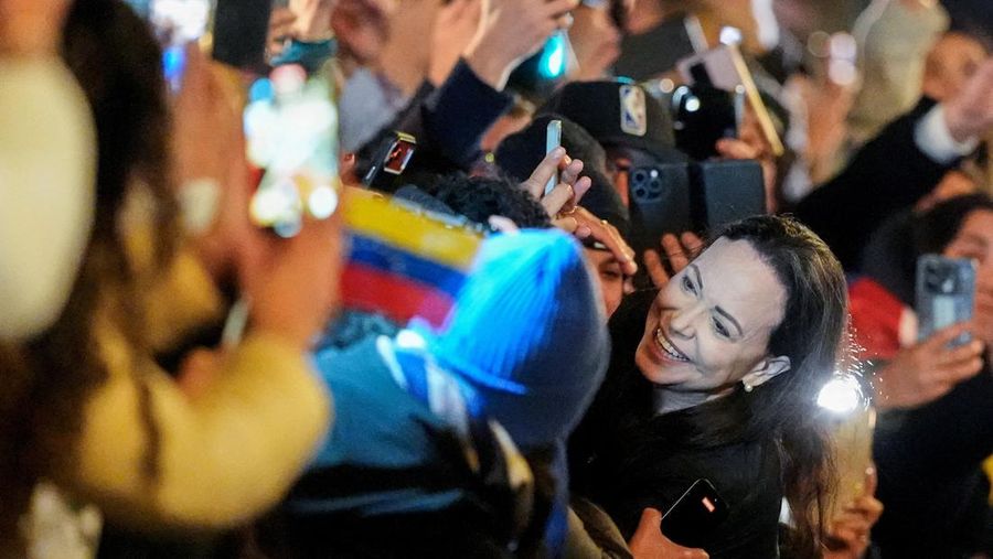 Peraih Hadiah Nobel Perdamaian Maria Corina Machado bereaksi dari balkon Grand Hotel, setelah putrinya Ana Corina Sosa Machado menerima penghargaan tersebut atas namanya, di Oslo, Norwegia, 11 Desember 2025. (REUTERS/Leonhard Foeger)