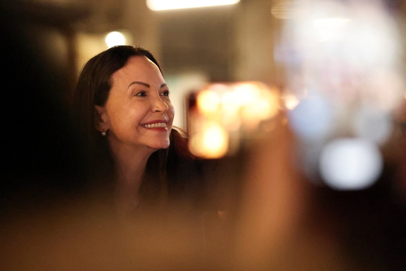 Peraih Hadiah Nobel Perdamaian Maria Corina Machado bereaksi dari balkon Grand Hotel, setelah putrinya Ana Corina Sosa Machado menerima penghargaan tersebut atas namanya, di Oslo, Norwegia, 11 Desember 2025. (REUTERS/Leonhard Foeger)