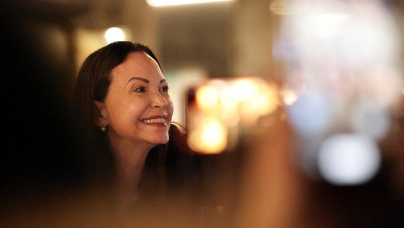 Peraih Hadiah Nobel Perdamaian Maria Corina Machado bereaksi dari balkon Grand Hotel, setelah putrinya Ana Corina Sosa Machado menerima penghargaan tersebut atas namanya, di Oslo, Norwegia, 11 Desember 2025. (REUTERS/Leonhard Foeger)