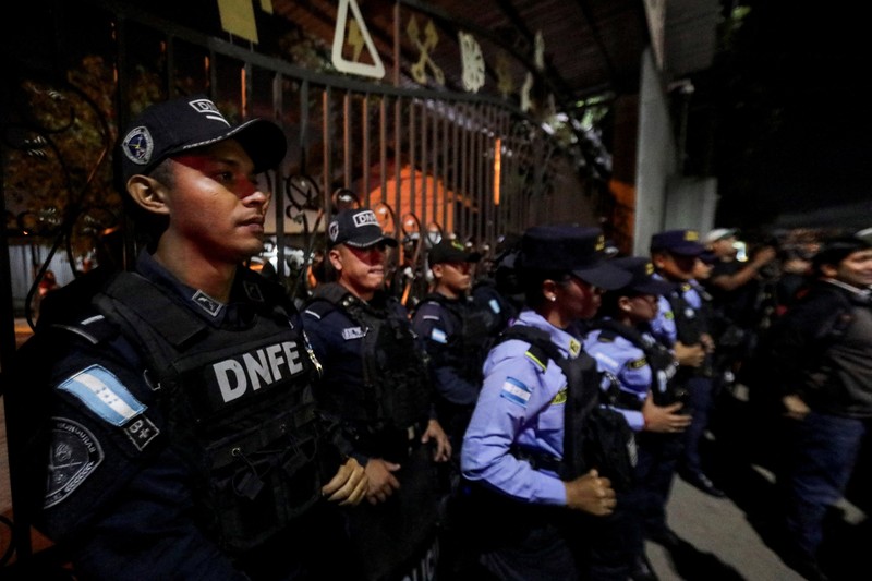 Seorang pendukung pemerintah membawa ban selama protes di luar instalasi Dewan Pemilihan Nasional (CNE) tempat penyimpanan perlengkapan pemilu, setelah Presiden Honduras Xiomara Castro mengecam apa yang disebutnya sebagai