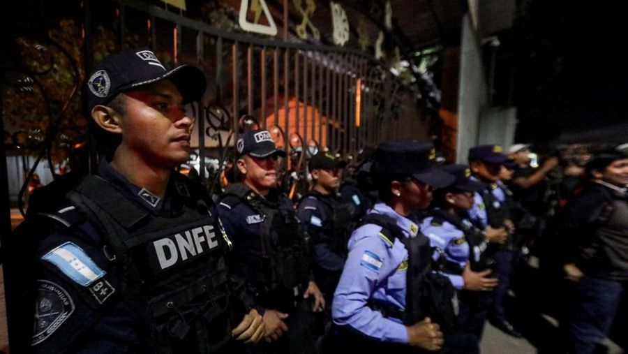 Seorang pendukung pemerintah membawa ban selama protes di luar instalasi Dewan Pemilihan Nasional (CNE) tempat penyimpanan perlengkapan pemilu, setelah Presiden Honduras Xiomara Castro mengecam apa yang disebutnya sebagai 