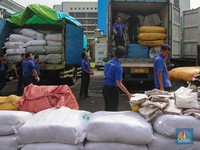 Penampakan Kontainer-Truk Berisi Garmen Ilegal Sitaan Bea Cukai