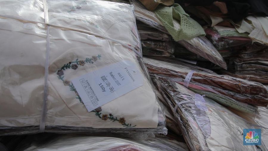 Petugas memindahkan produk garmen ilegal saat Ekspose Barang Hasil Penindakan di Kantor Pusat Bea dan Cukai Rawamangun, Jakarta, Kamis (11/12/2025). Direktorat Jenderal Bea dan Cukai (DJBC) menggagalkan upaya peredaran produk garmen ilegal melalui dua operasi penindakan yang dilakukan secara terpisah. (CNBC Indonesia/Faisal Rahman)