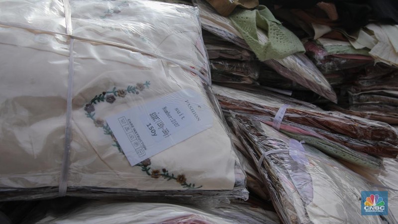Petugas memindahkan produk garmen ilegal saat Ekspose Barang Hasil Penindakan di Kantor Pusat Bea dan Cukai Rawamangun, Jakarta, Kamis (11/12/2025). Direktorat Jenderal Bea dan Cukai (DJBC) menggagalkan upaya peredaran produk garmen ilegal melalui dua operasi penindakan yang dilakukan secara terpisah. (CNBC Indonesia/Faisal Rahman)