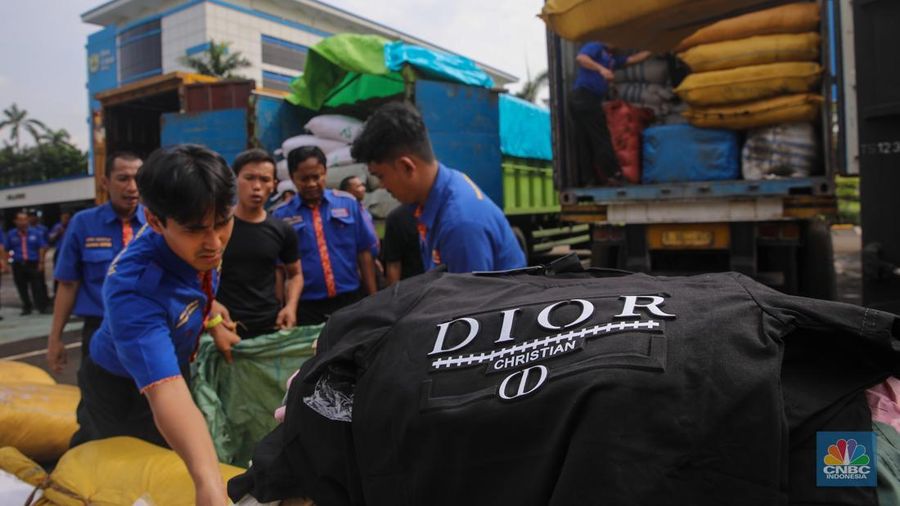 Petugas memindahkan produk garmen ilegal saat Ekspose Barang Hasil Penindakan di Kantor Pusat Bea dan Cukai Rawamangun, Jakarta, Kamis (11/12/2025). Direktorat Jenderal Bea dan Cukai (DJBC) menggagalkan upaya peredaran produk garmen ilegal melalui dua operasi penindakan yang dilakukan secara terpisah. (CNBC Indonesia/Faisal Rahman)